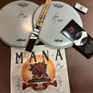 Mana Rayando El Sol Tour Memorabilia Set